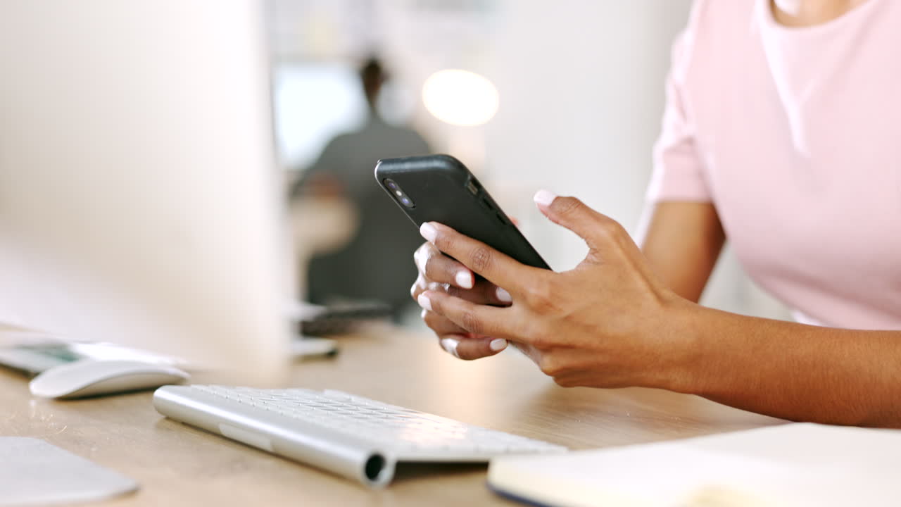 mujer creativa, manos y computadora con teléfono