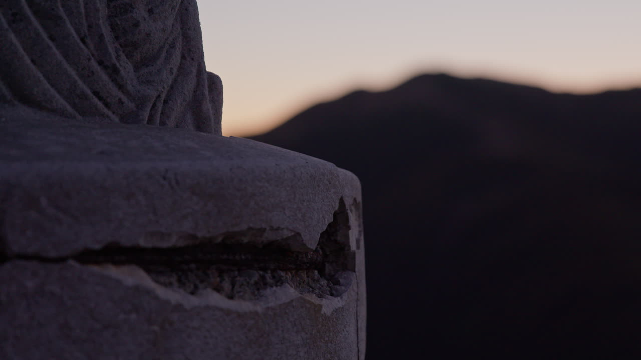 Base di una statua scolpita in pietra maori di notte a Wellington, Nuova Zelanda