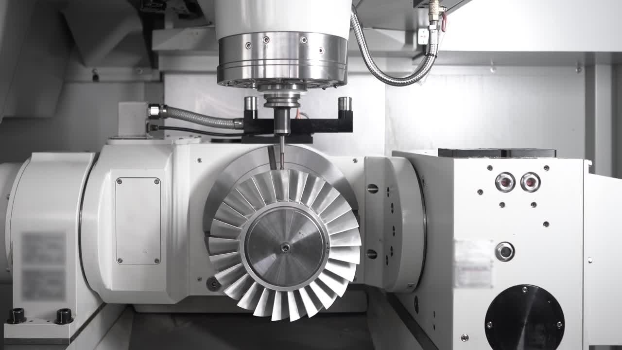 металлообработка cnc токарная фрезерная машина. резание металла современная технология обработки.