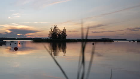 Seehafendetail-Im-Schwedischen-Schärengarten-Während-Der-Blauen-Stunde