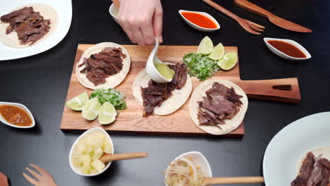 poner salsa a un taco mexicano top sirloin beef vista superior de la fiesta mexicana