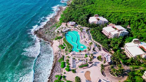 Trs-Yucatan-Resort-In-Tulum-Mexiko-Statische-Luftaufnahme-Des-Karibischen-Meeres-Mit-Großen-Wellen,-Die-Am-Strand-In-Der-Nähe-Des-Infinity-Pools-Krachen