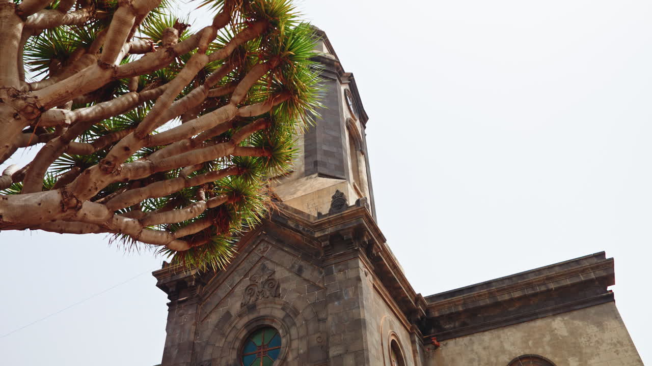 близкий снимок колокольни местной церкви в пуерто-де-ла-курсе на тенерифе, канарские острова, испания.
