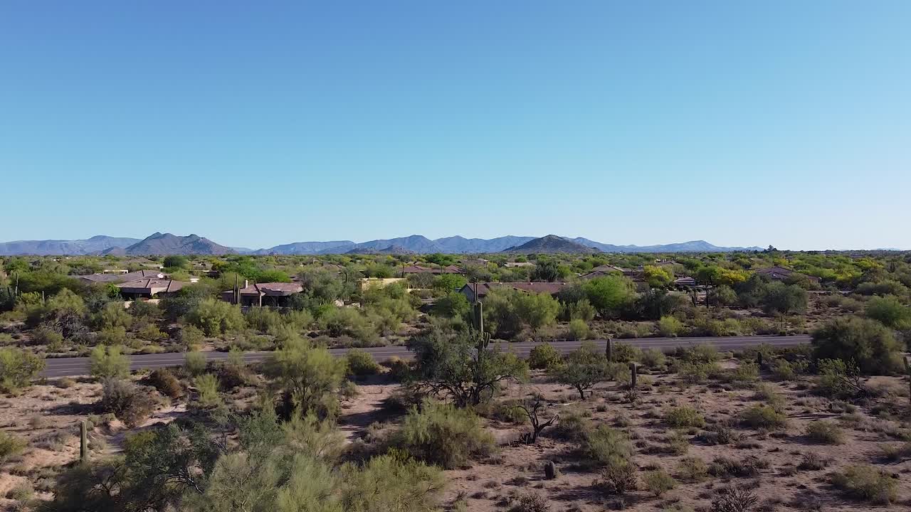 casas en el desierto durante el amanecer caliente y seco con cactus y flora del desierto