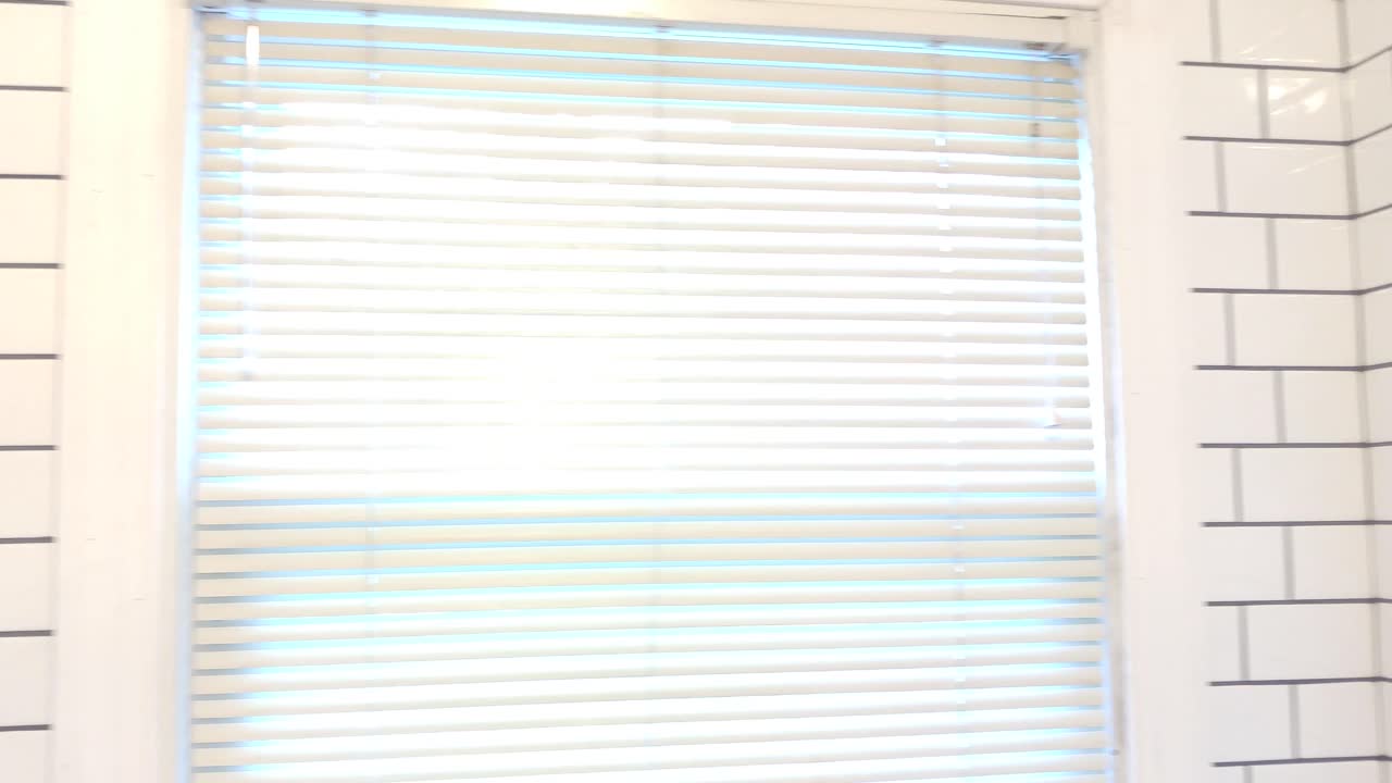 백색 지하철 타일로 최근에 리모델링 된 욕실의