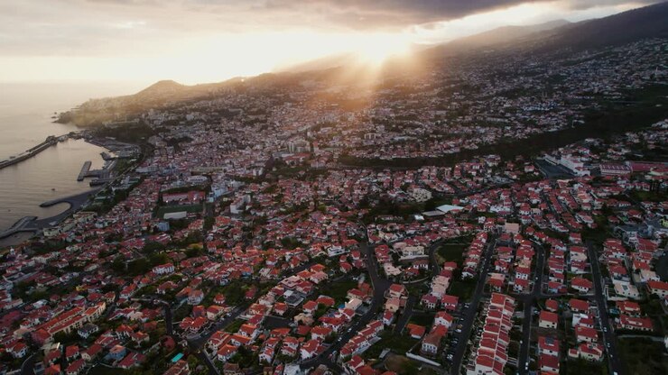 Pôr do sol no Funchal, Madeira, Portugal, Aérea de drone