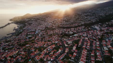 Puesta-De-Sol-En-Funchal,-Madeira,-Portugal,-Drone-Aéreo