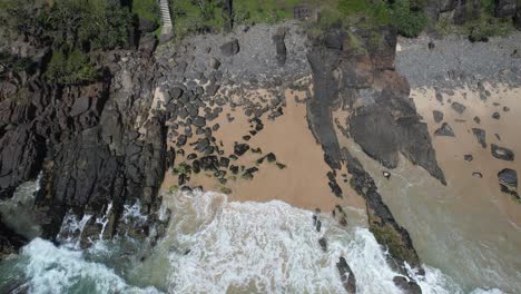 La-Escarpada-Costa-De-La-Playa-De-Cabarita-En-Los-Ríos-Del-Norte,-Nueva-Gales-Del-Sur,-Australia