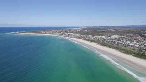 Mar-Azul-Tranquilo-Con-Olas-Oceánicas-Que-Se-Encuentran-Con-La-Costa-Arenosa-De-La-Playa-Kingscliff-En-Verano