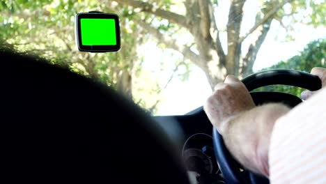 hombre de edad avanzada tocando el gps en el coche