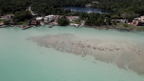 Agua-De-Mar-Cristalina-Prístina-Y-Lecho-Rocoso-En-México,-Estado-De-Chiapas---Toma-Aérea-De-Drones