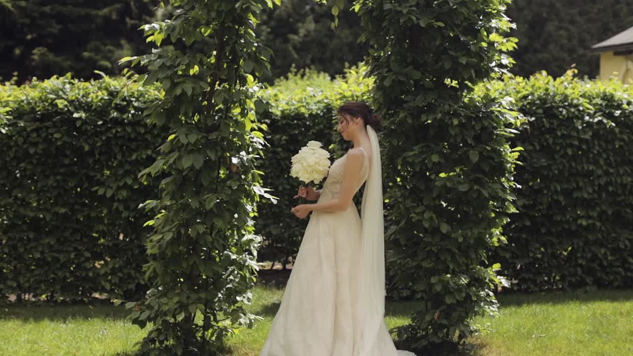 hermosa novia en un vestido de novia blanco