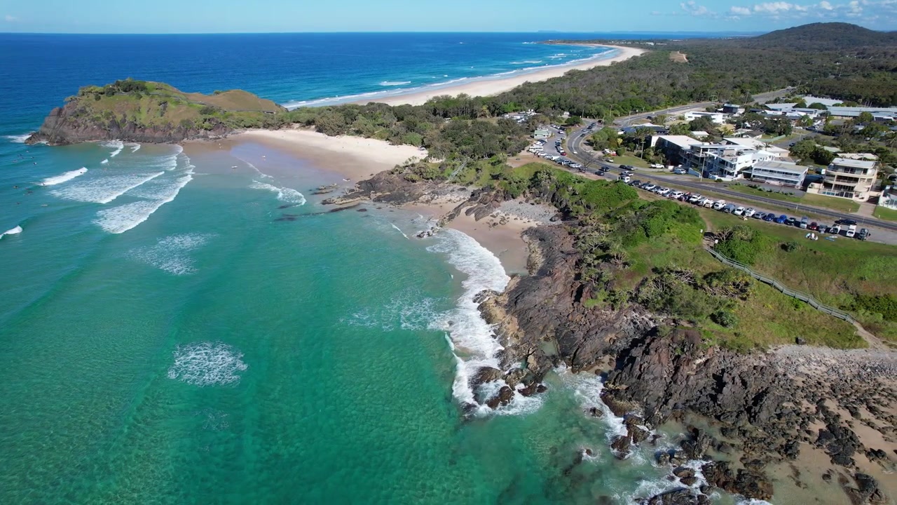 Spiaggia di Norries con vista su Norries Cove, Cabarita Beach e il Promontorio di Norries nel Nuovo Galles del Sud, Australia. Ripresa aerea laterale.