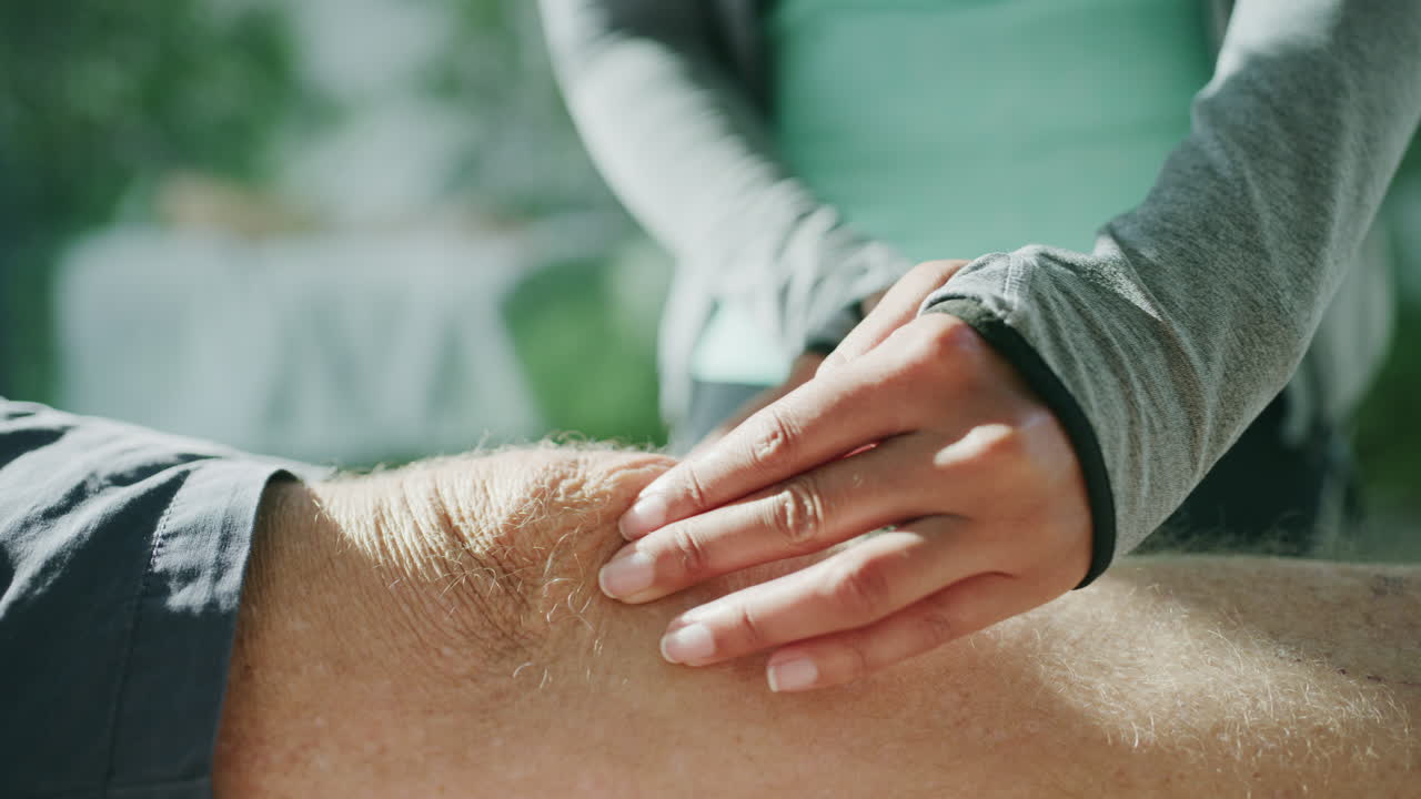 un fisioterapeuta irreconocible que trata