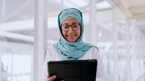 Senior,-Islamic-business-woman-with-tablet