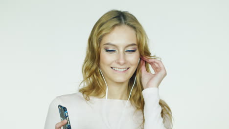chica con teléfono en la mano y auriculares escuchando música video hd