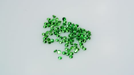 tsavoritas naturales granato verde en la mesa de giro