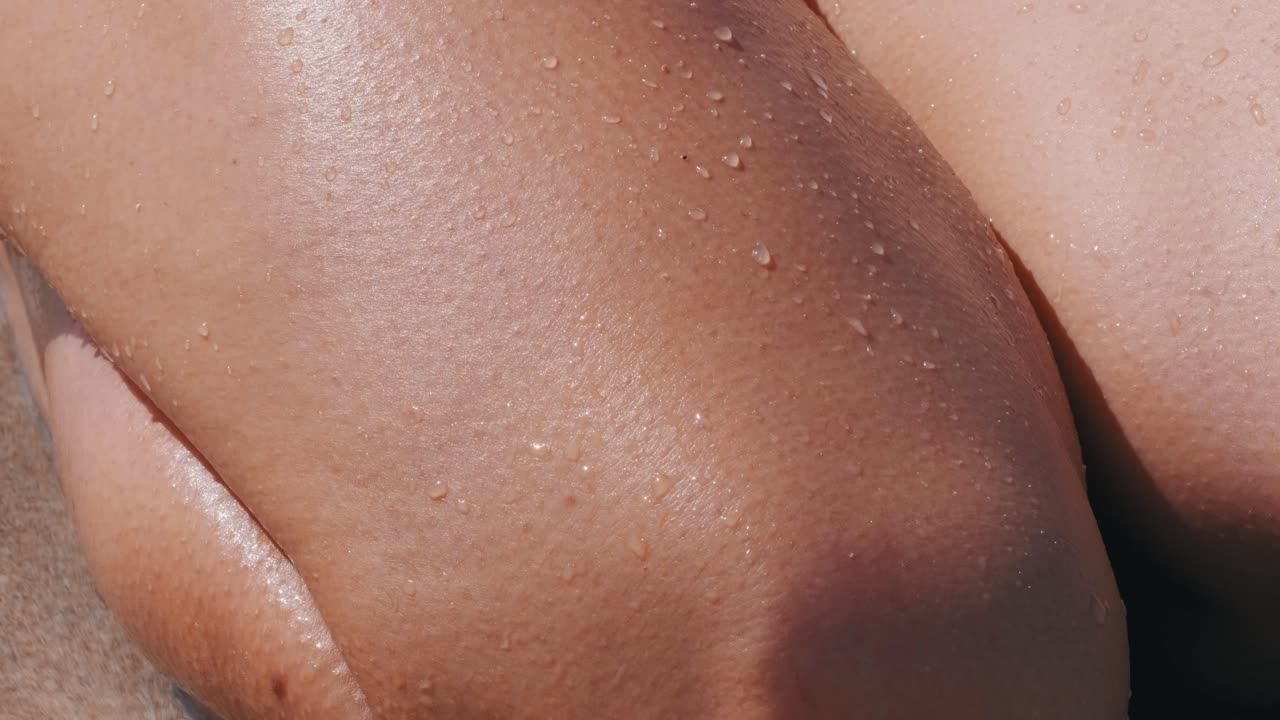 agua de mar y arena salpicando los muslos de las niñas