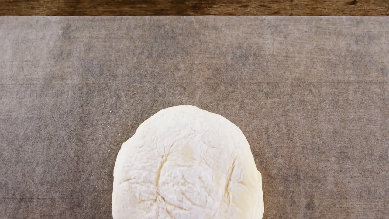 bola de masa prensada en papel de mantequilla 4k