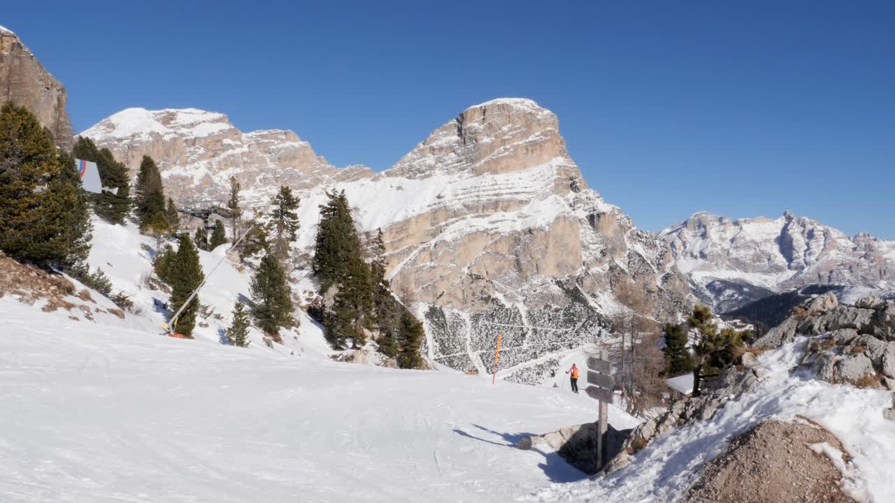 vista de las rocas cubiertas de nieve de las montañas dolomitas italianas en un hermoso día soleado de invierno