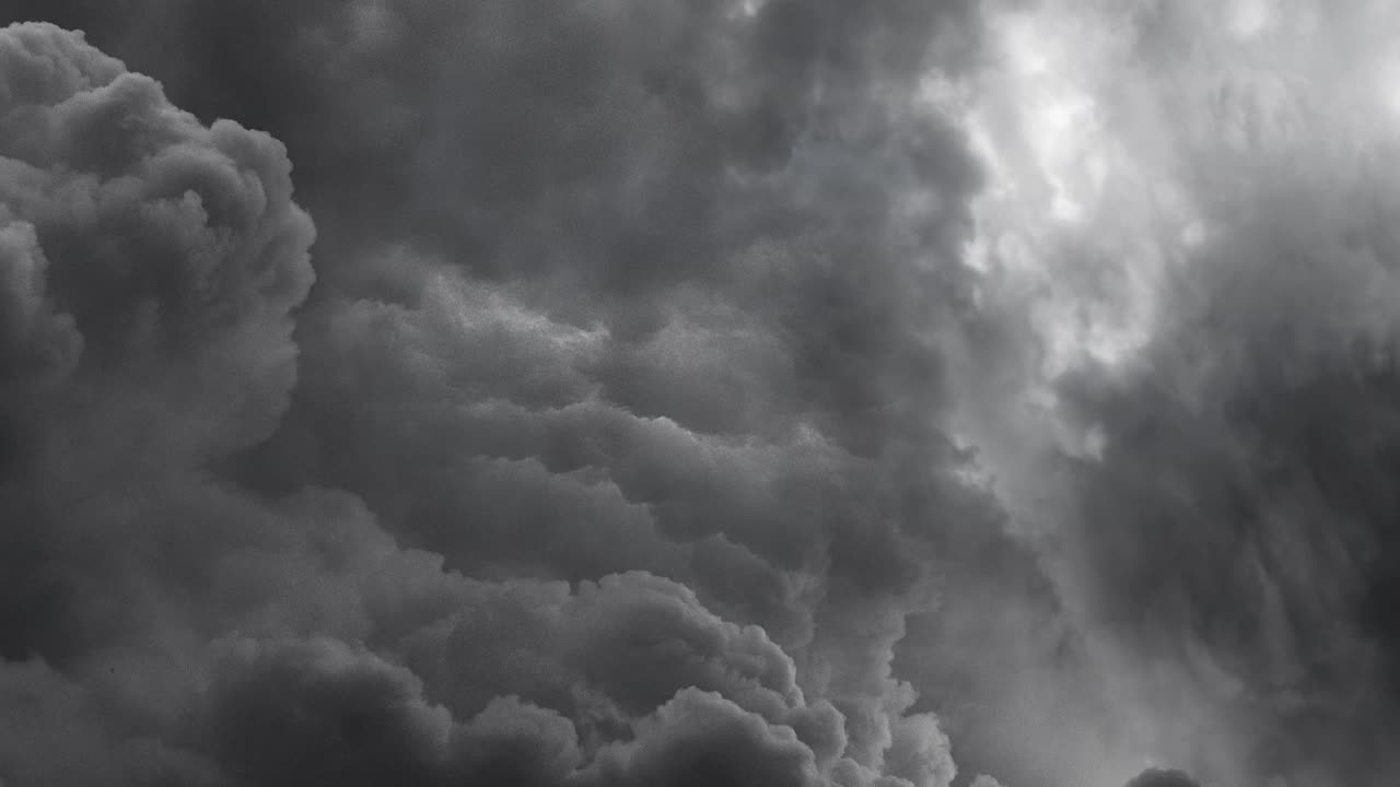 천둥과 어두운 구름의 예보적인 존재