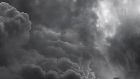 tormentas eléctricas y la presencia de nubes oscuras