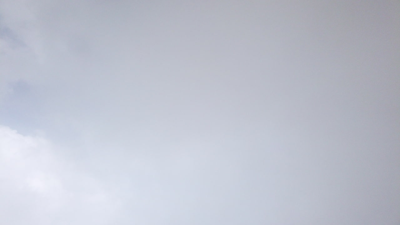 un hermoso timelapse de nubes tomado en las montañas