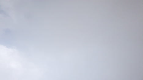 un hermoso timelapse de nubes tomado en las montañas