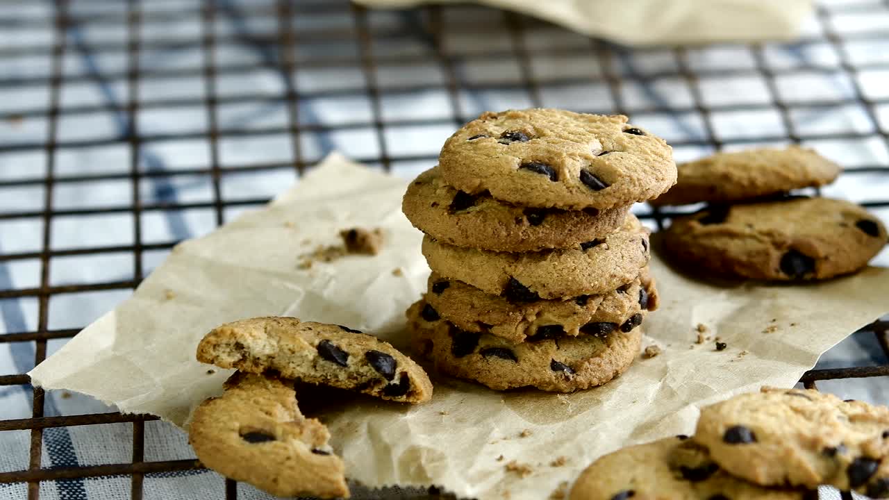 galletas de chocolate y un vaso de leche para el desayuno. 4k primer plano