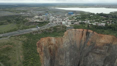 Luft-Umkreist-Die-Cullin-Diamantenmine-Und-Den-Massiven-Verlassenen-Tagebau