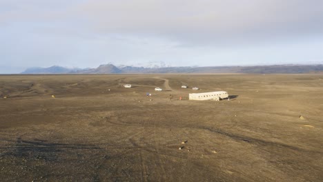 vista aérea del hermoso paisaje de la playa negra con vistas al viejo avión estrellado en islandia