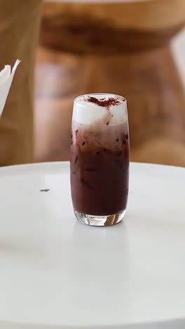 poner las bebidas en la mesa a intervalos regulares
