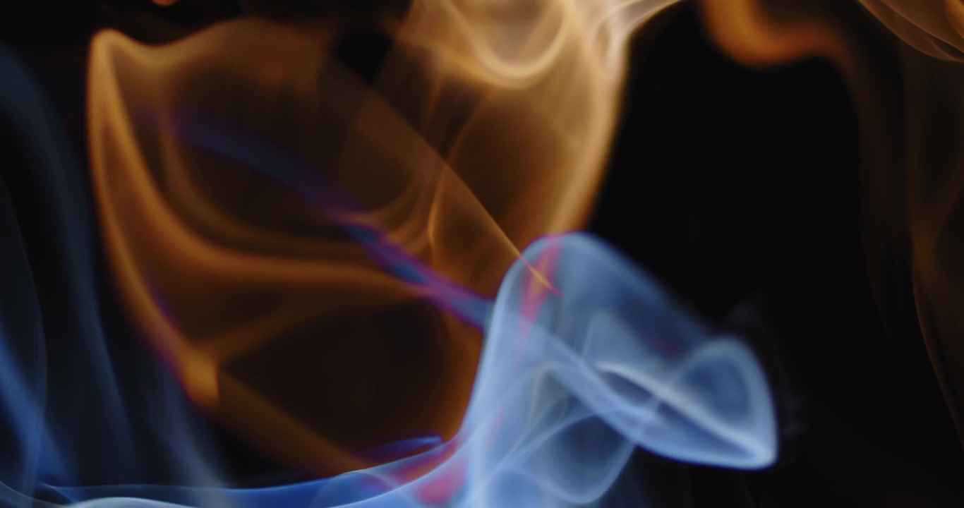 Incenso azul e amarelo em espiral sobre fundo preto