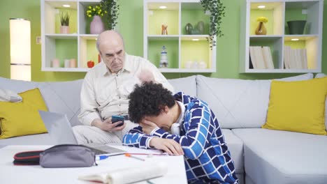 Abuelo-Escuchando-Y-Consolando-A-Su-Nieto-Estresado-Y-Llorando.