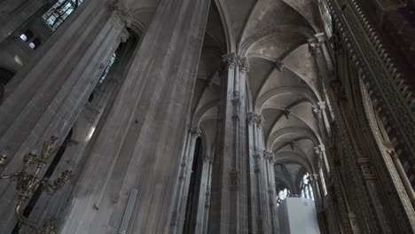 vista desde dentro de las enormes columnas de la iglesia católica de st.