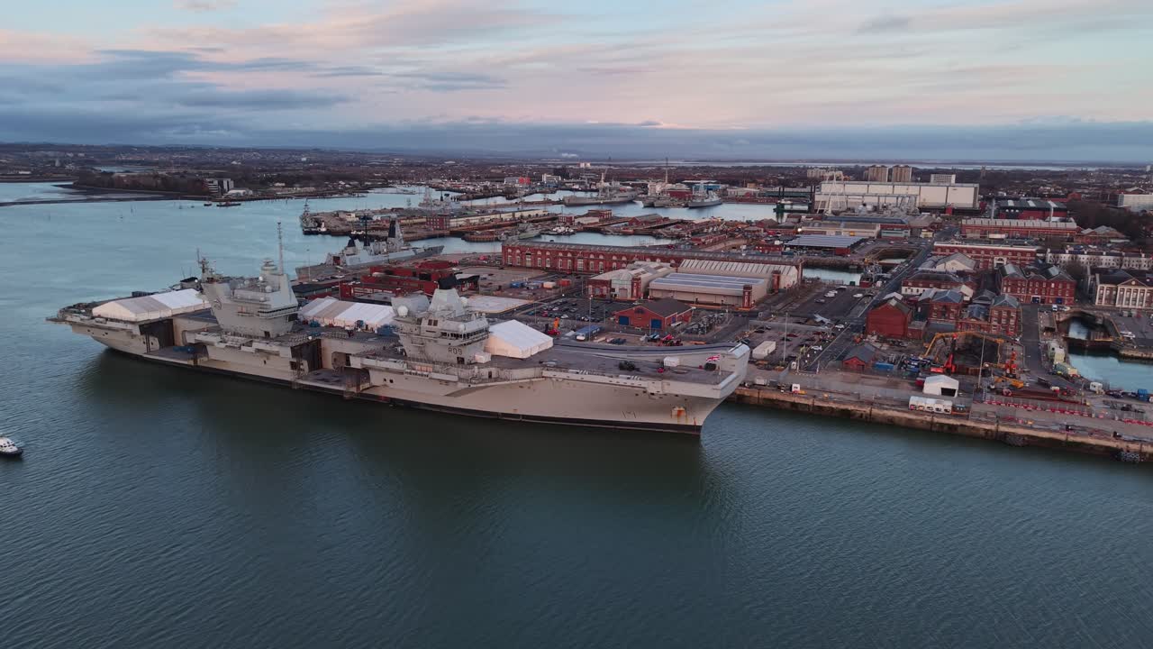 HMS Prince of Wales, portaerei, a Plymouth in fase di manutenzione, vista aerea.