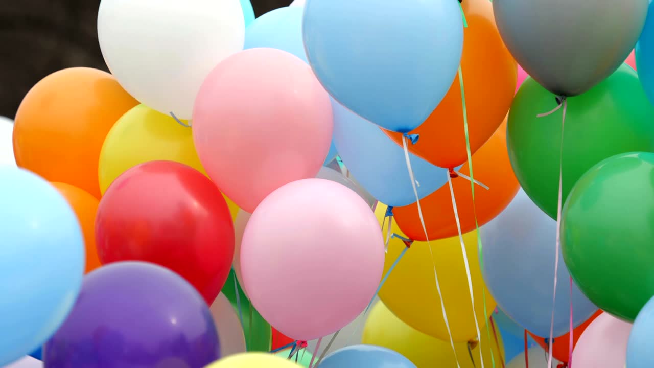 globos de helio de colores festivos