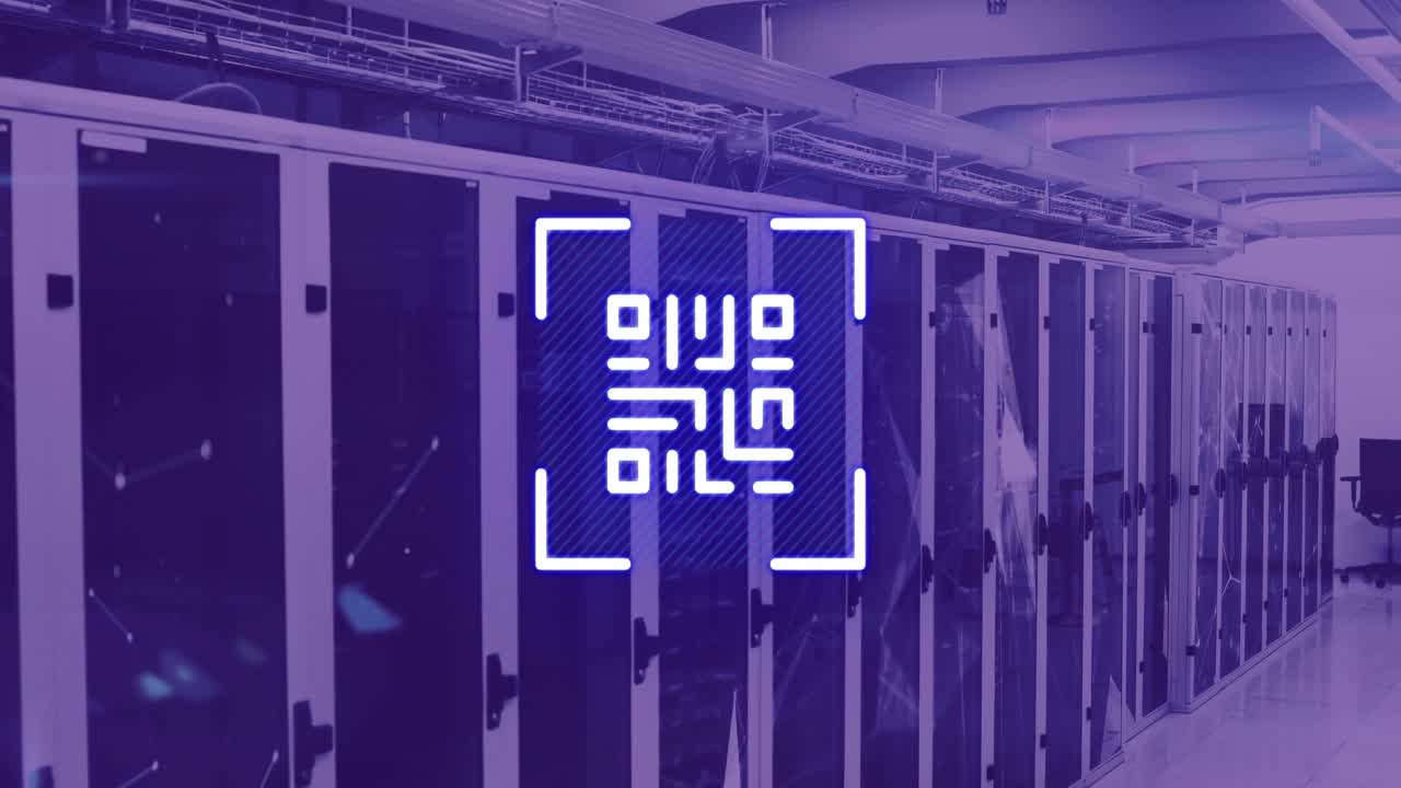 animación del código qr de neón sobre la sala del servidor en violeta