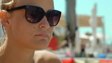una mujer joven bebiendo cerveza fría en un día caluroso