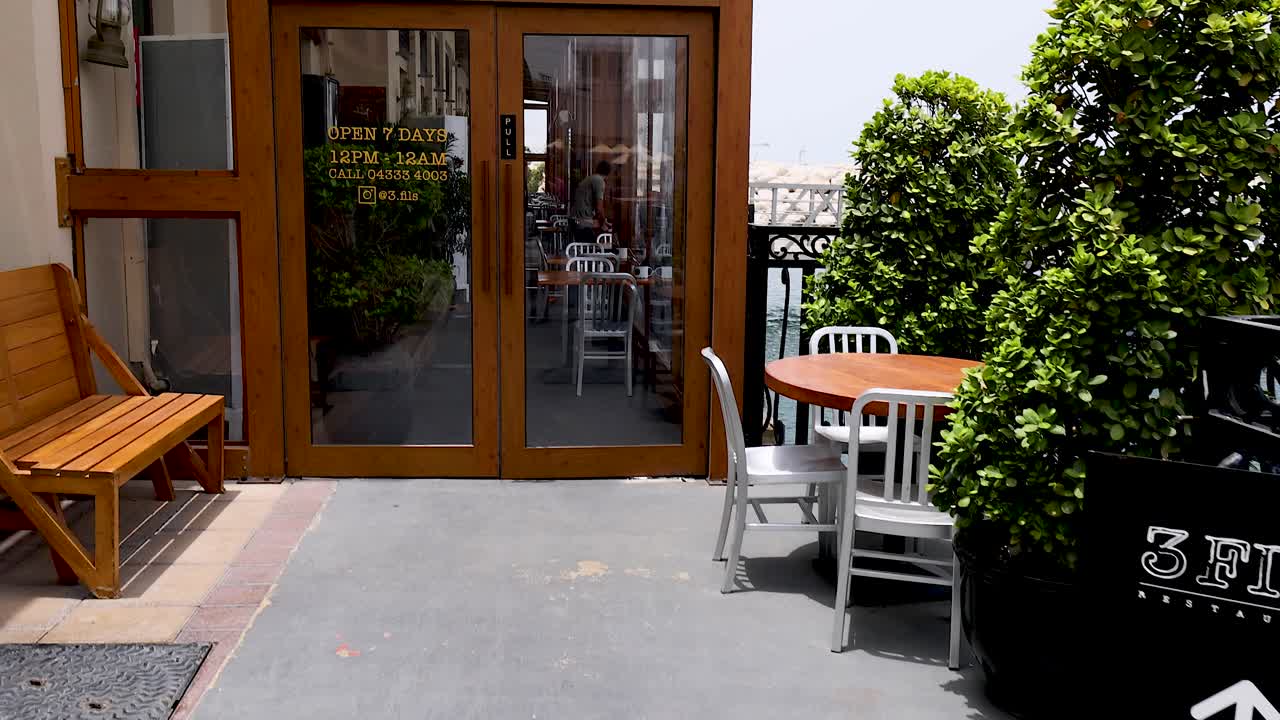 두바이의 조용한 레스토랑 발코니