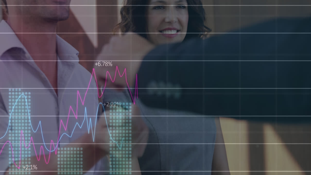 animación del procesamiento de datos financieros sobre la pareja caucásica que recibe las llaves