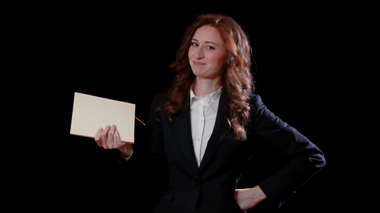 백인 사업가 여성 이 책 을 읽고, 그 다음 에 책 을 닫고 고개 를 끄덕인다