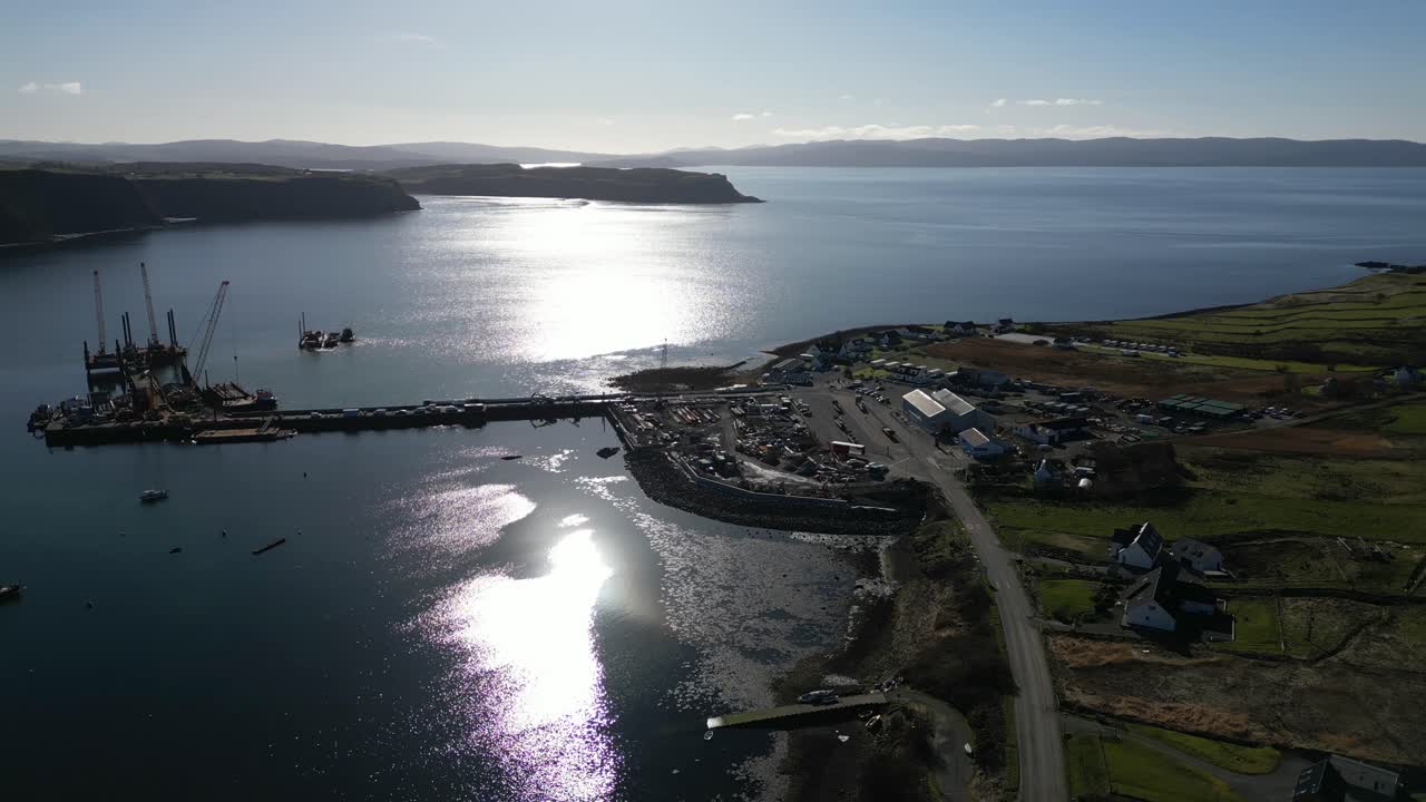 muelle del puerto pesquero escocés disparo de alto contraste en uig bay e idrigil bay uig isla de skye escocia