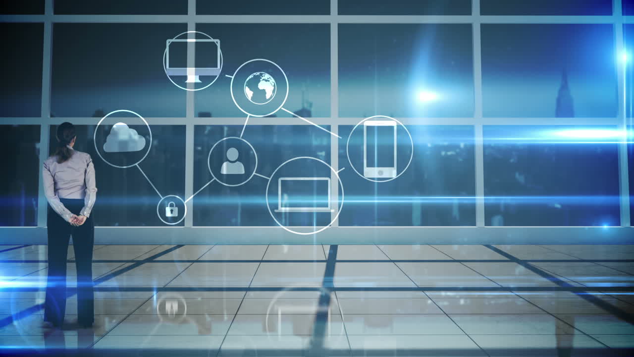 mujer de negocios mirando la interfaz de la aplicación