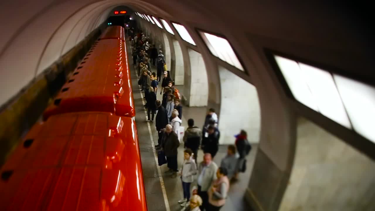 빨간 열차가 있는 지하철역