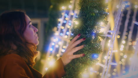 la ragazza si gode le belle luci di natale vicino slow motion shot