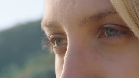 Primer-Plano-Retrato-De-Una-Hermosa-Mujer-Que-Parece-Pensativa-Explorando-La-Espiritualidad-Contemplando-El-Futuro-Con-El-Viento-Soplando-El-Pelo