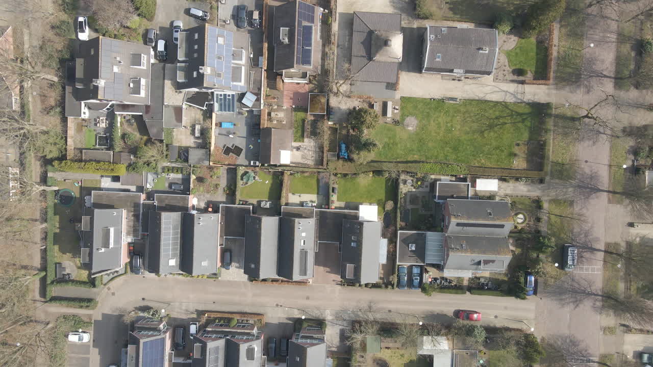 antena rápida de arriba hacia abajo del hermoso vecindario suburbano