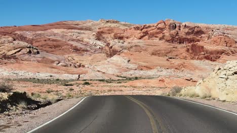 Reisen-Sie-Durst-Auf-Der-Straße-Im-State-Park-The-Valley-Of-Fire,-In-Den-Wüstenhügeln-Von-Nevada