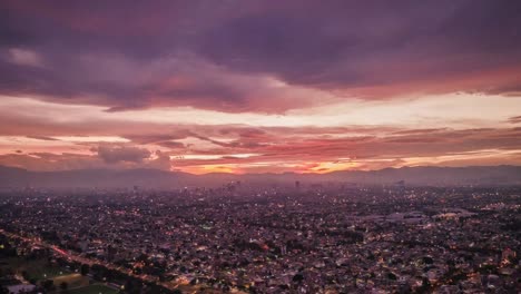 puesta de sol con nubes rojas en la ciudad de mexico
